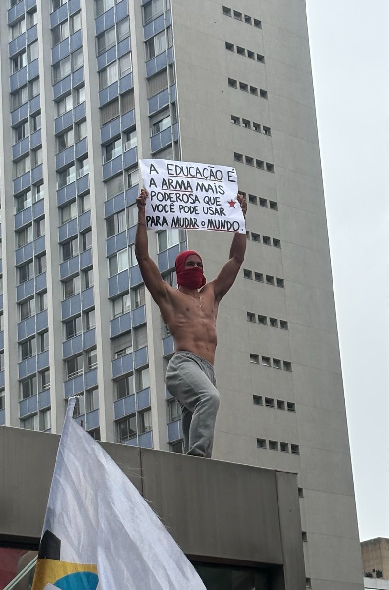 vulnikunty's tweet photo. que homem é esse mds https://t.co/MiIbiMUKqa