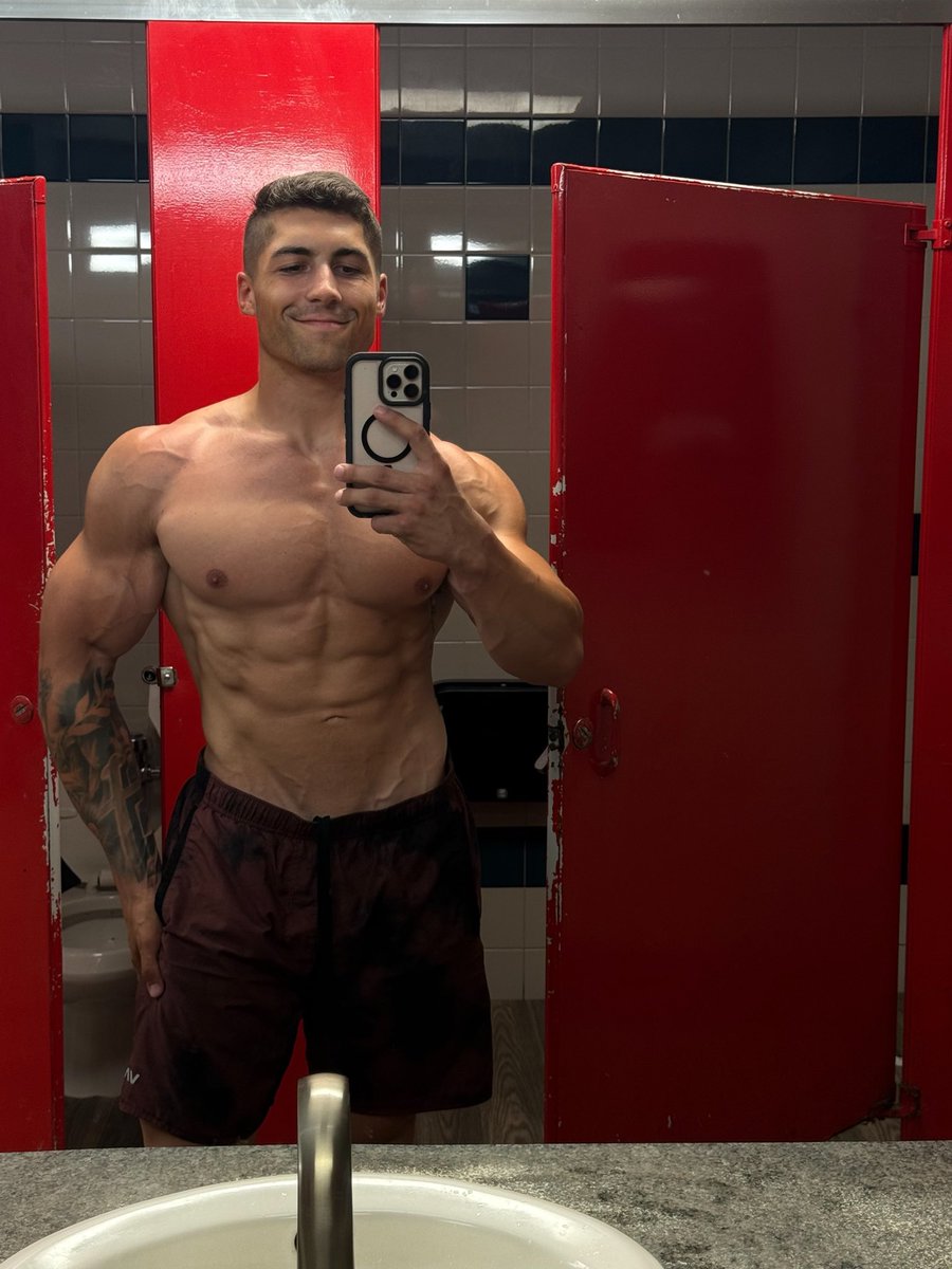 j592650's tweet photo. The perfect day #nsfwtwt #abs #horrortwt https://t.co/JzLRO8OSo8
