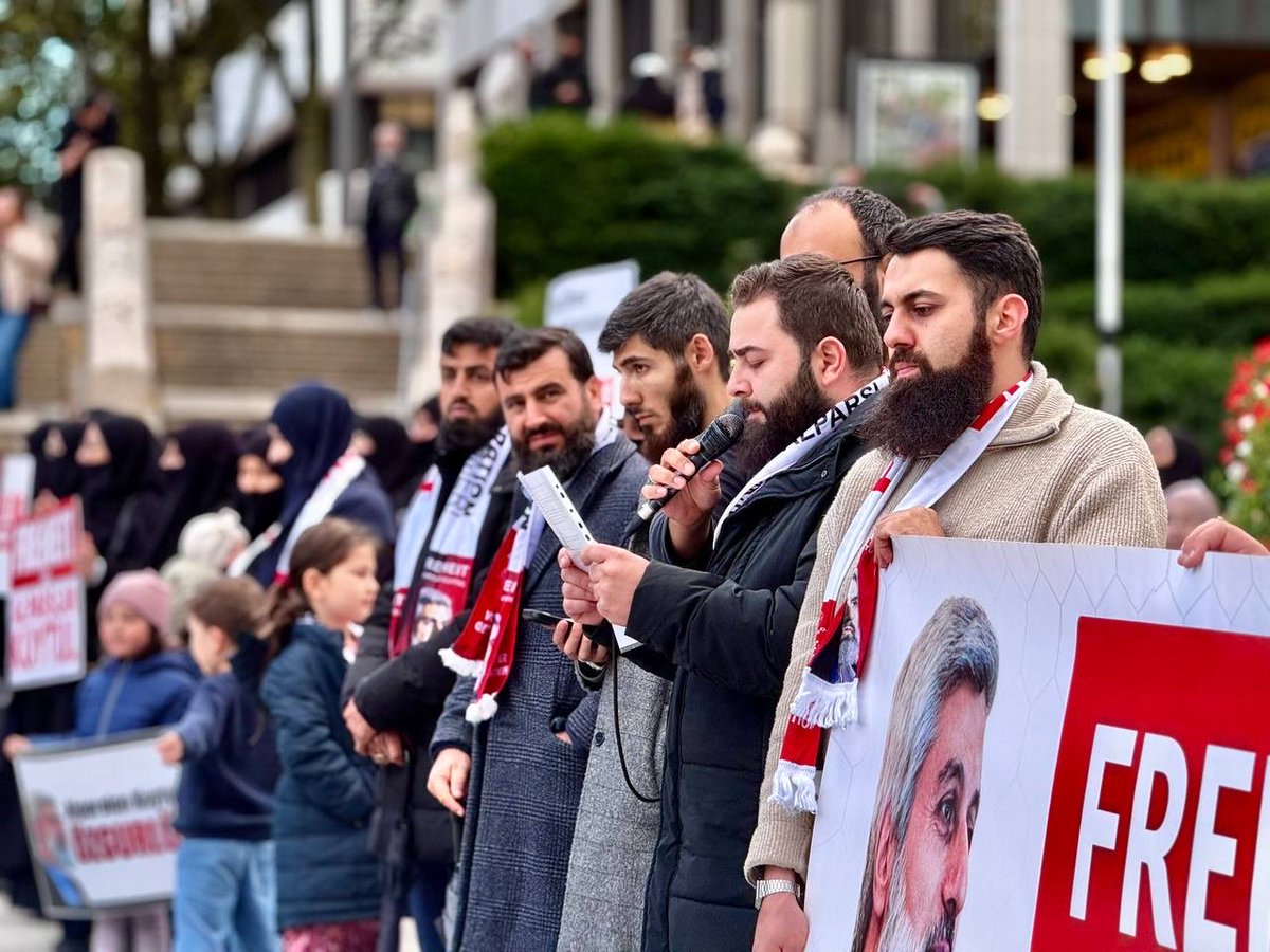 furknharketi's tweet photo. ADALET TALEBİMİZDEN VAZGEÇMİYORUZ!

Hocamız ve kardeşlerimiz hukuksuzluklarla karşı karşıyayken susmayacak, atılan iftiralara boyun eğmeyeceğiz!

Adalet sağlanana, Alparslan Hocamız, Semra Kuytul Hocahanım ve diğer kardeşlerimiz özgürlüğüne kavuşana kadar Türkiye’nin dört bir yanında hatta dünyanın birçok yerinde mücadelemizi sürdüreceğiz!

📍Almanya | Dortmund | Basın Açıklaması 
📍Almanya | Nürnberg | Özgürlük Yürüyüşü 

#OzgürlükYürüyüşleri
Mücadelemiz AllahIçin
ZulmeKarşı Meydanlardayız