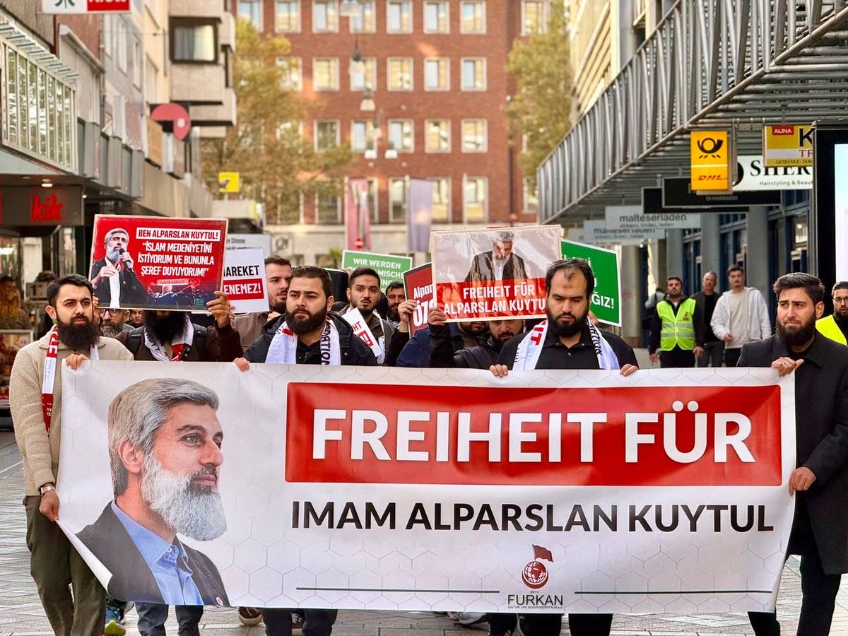 furknharketi's tweet photo. ADALET TALEBİMİZDEN VAZGEÇMİYORUZ!

Hocamız ve kardeşlerimiz hukuksuzluklarla karşı karşıyayken susmayacak, atılan iftiralara boyun eğmeyeceğiz!

Adalet sağlanana, Alparslan Hocamız, Semra Kuytul Hocahanım ve diğer kardeşlerimiz özgürlüğüne kavuşana kadar Türkiye’nin dört bir yanında hatta dünyanın birçok yerinde mücadelemizi sürdüreceğiz!

📍Almanya | Dortmund | Basın Açıklaması 
📍Almanya | Nürnberg | Özgürlük Yürüyüşü 

#OzgürlükYürüyüşleri
Mücadelemiz AllahIçin
ZulmeKarşı Meydanlardayız
