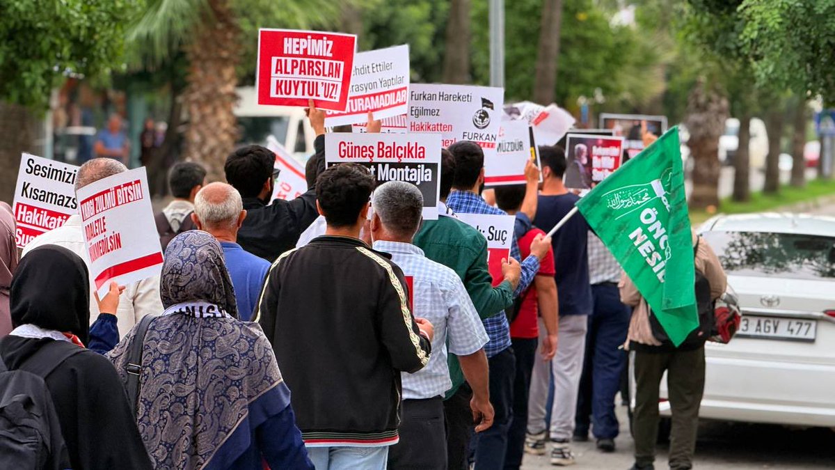 furknharketi's tweet photo. 📍Adana | Karaisalı | Özgürlük Yürüyüşü 

Hukuksuz tutuklamaları kabul etmiyoruz! Hocamızın ve kardeşlerimizin yanında, haklı mücadelemizin arkasındayız. Adalet yerini bulana kadar susmayacağız!

#OzgürlükYürüyüşleri
Mücadelemiz AllahIçin
ZulmeKarşı Meydanlardayız https://t.co/LdbHNg3L4b
