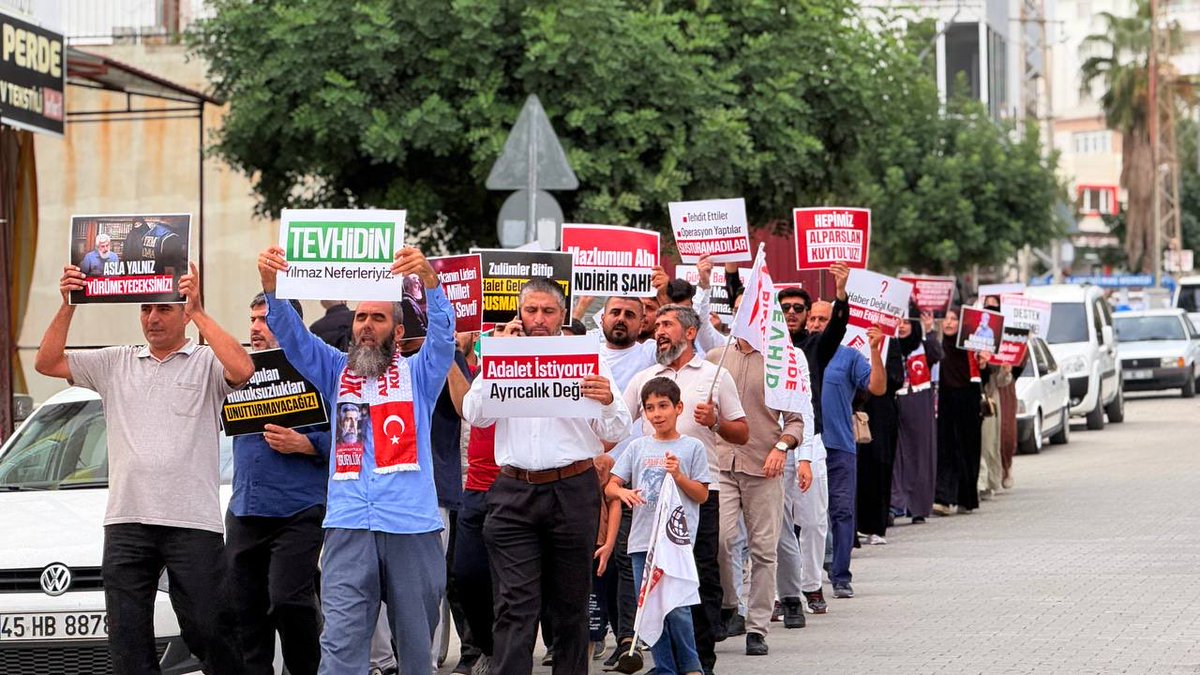 furknharketi's tweet photo. 📍Adana | Karaisalı | Özgürlük Yürüyüşü 

Hukuksuz tutuklamaları kabul etmiyoruz! Hocamızın ve kardeşlerimizin yanında, haklı mücadelemizin arkasındayız. Adalet yerini bulana kadar susmayacağız!

#OzgürlükYürüyüşleri
Mücadelemiz AllahIçin
ZulmeKarşı Meydanlardayız https://t.co/LdbHNg3L4b