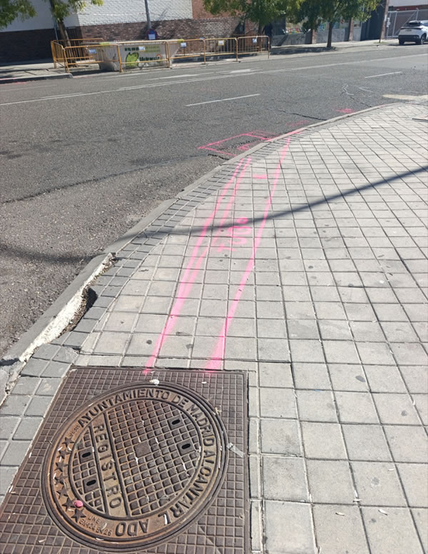 marco_aesp's tweet photo. Se vienen algunos pasos de peatones elevados a la calle Arroyo de la Bulera. De momento el que existe a la altura de la glorieta y uno de nueva creación antes de la parada del autobús, frente a la calle Maricara #Butarque #VillaVerde https://t.co/LRuFwPRoVo