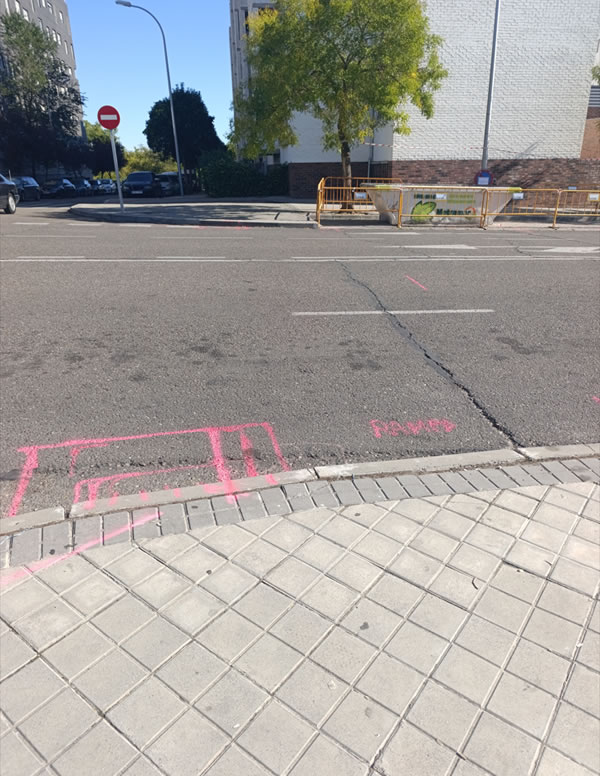 marco_aesp's tweet photo. Se vienen algunos pasos de peatones elevados a la calle Arroyo de la Bulera. De momento el que existe a la altura de la glorieta y uno de nueva creación antes de la parada del autobús, frente a la calle Maricara #Butarque #VillaVerde https://t.co/LRuFwPRoVo