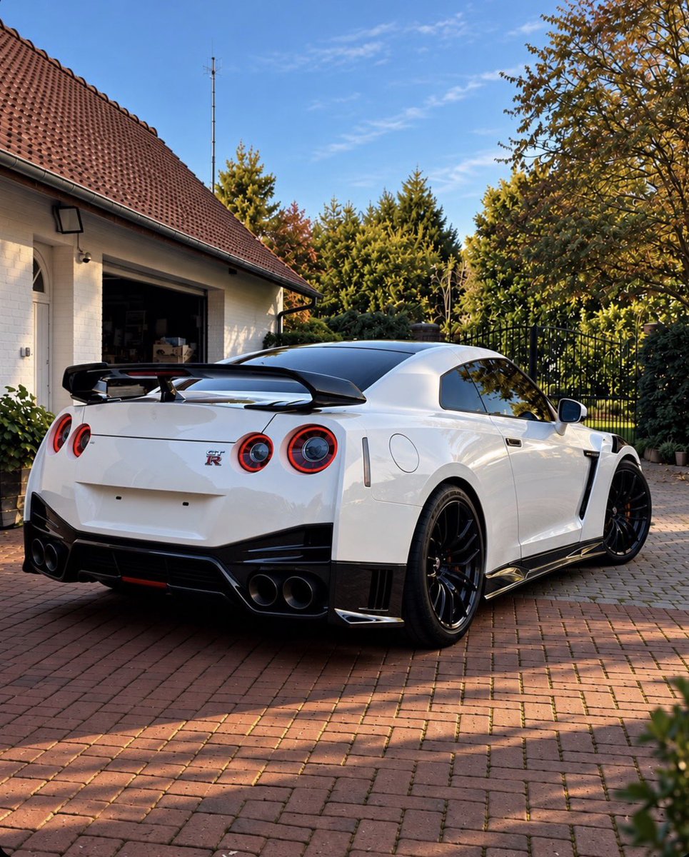 kingsofjdm's tweet photo. drive the car I used to draw in class. 🤍🖤 https://t.co/2WfDJYxeA1