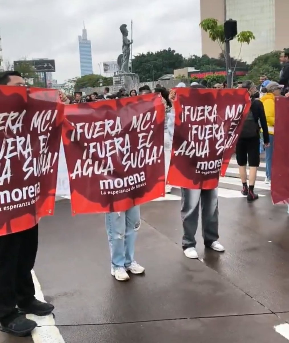 Libro_negro_'s tweet photo. En la Minerva apareció un contigente de Morena para participar en la marcha contra la mala calidad del agua del SIAPA. 

La gente los esta corriendo. https://t.co/q0HeG1HOdG
