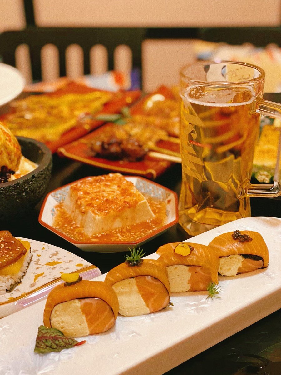 Daisy9152's tweet photo. [たこ焼きにソースをたっぷりつけて、マヨネーズもディップする！友達と家で谝談しながら即席おつまみを作って、「喂、これめっちゃうまいやん！」って笑い合う最高の時間]， https://t.co/QeBjkySNm3