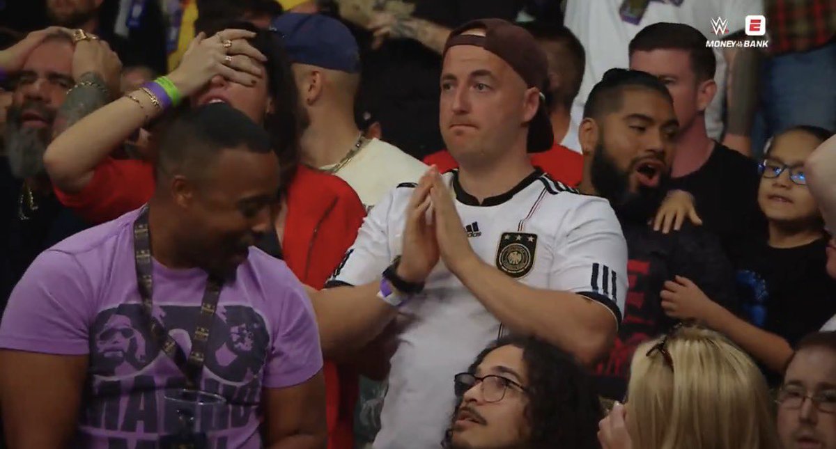 bigtimejoneily's tweet photo. mind you this was literally the entire crowd after liv won.. https://t.co/ERYLP9AxnN