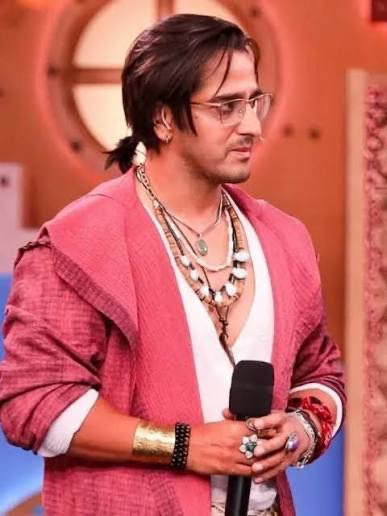 okivurs's tweet photo. @Mr_AYAN__KHAN_7 Weekend Ka Vaar exposed the heartless behavior of the other contestants. You don't have to carry the weight of their targeting alone because millions are voting for you.
WE FEEL YOUR PAIN QAZI https://t.co/dlHJO9el8d