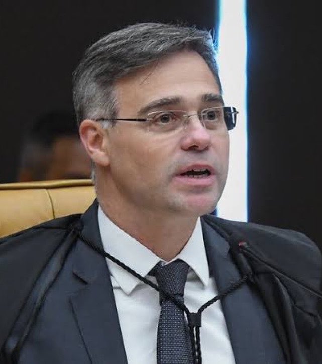 NewsLiberdade's tweet photo. 🚨URGENTE - André Mendonça manda Lula suspender impulsionamento de posts contra Flávio

Publicações têm a frase "se Flávio Bolsonaro vencer, você perde". https://t.co/s3q9XSv4Jp