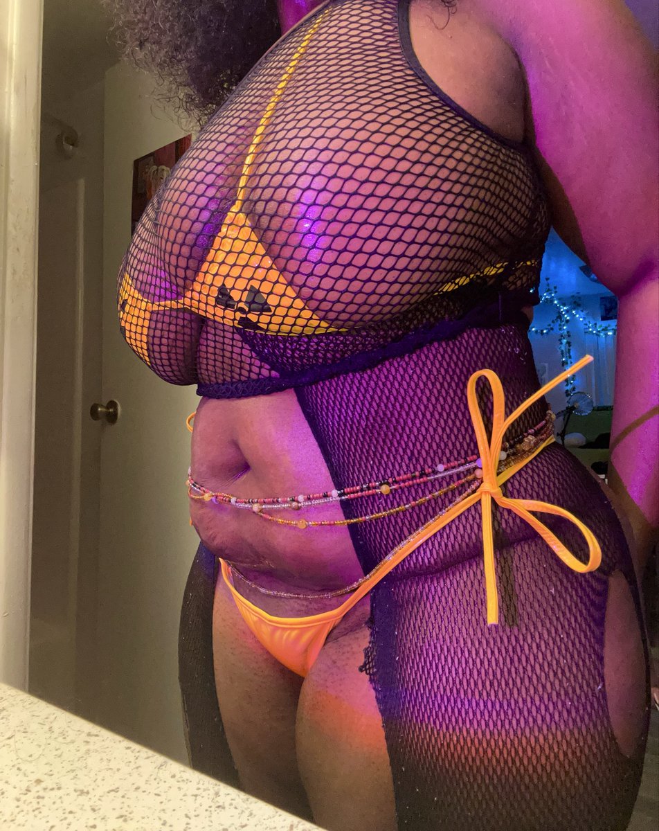 ItsLadySlutkage's tweet photo. Having big titties is toxic ⚠️ https://t.co/d1v1x38jlo