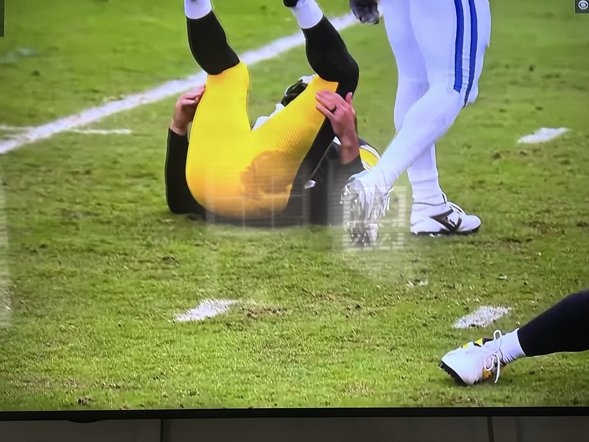 RatKingCole's tweet photo. Ol’ man @AaronRodgers12 just droppin dimes and poopin slime against the colts… #poopypants #PITvsIND #steelers https://t.co/6Y2aocijRm