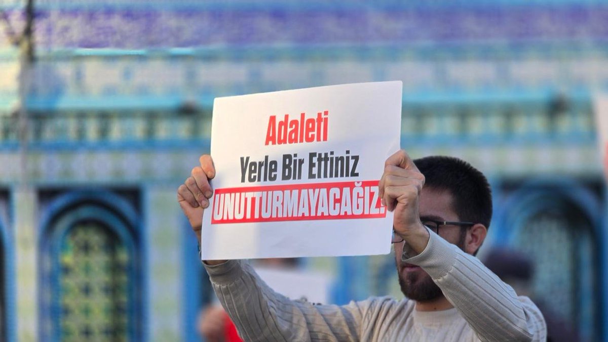 Beytullah_Zengn's tweet photo. Bizim mücadelemizin merkezinde makam, menfaat veya insanların takdiri yok. 

Niyetimiz Allah'ın rızasını kazanmak, haksızlık karşısında üzerimize düşeni yapmak ve "Ey iman edenler! Adaleti titizlikle ayakta tutan, kendiniz, ana-babanız ve akrabanız aleyhinde de olsa Allah için şahitlik eden kimseler olun." (Nisâ Suresi, 135. Ayet) gereğini yerine getirmektir.

#OzgürlükYürüyüşleri
ZulmeKarşı Meydanlardayız
Mücadelemiz AllahIçin