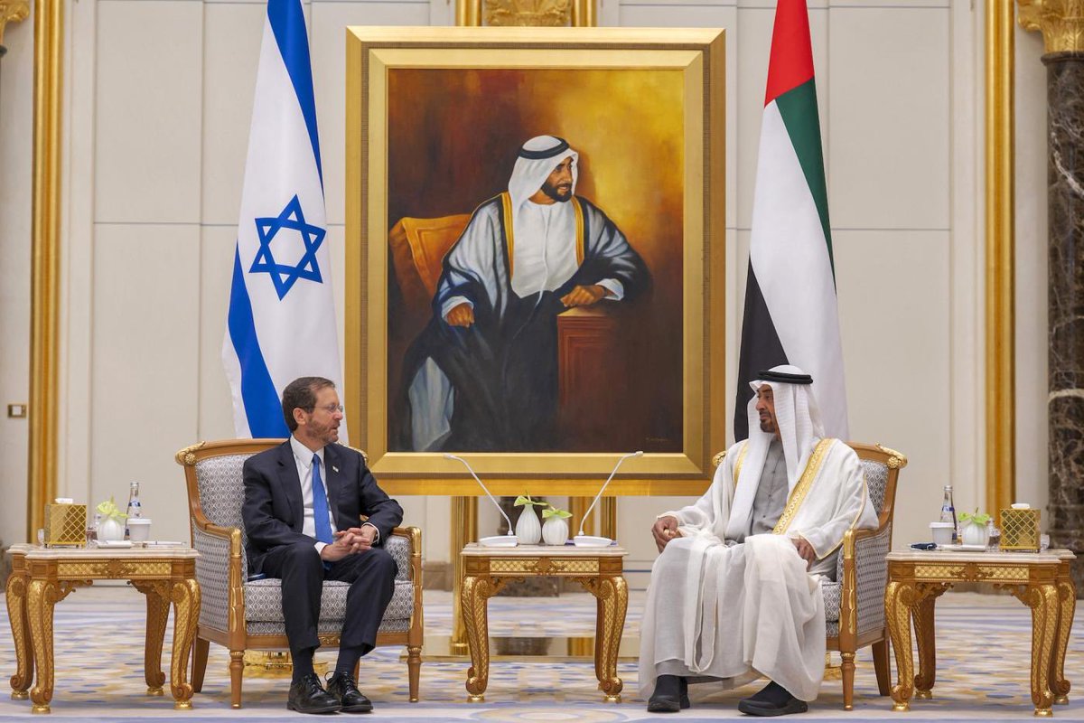 Ax81x's tweet photo. يهودي قال ل اماراتي بشتري كلب 
قاله افا وانا قصرت بشي ؟

#الامارات 🇦🇪🇮🇱 https://t.co/IdSLEpLuDU