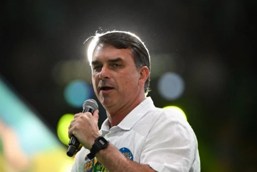 manwblueguitar's tweet photo. o fato do flavio parecer com o pai vai enlouquecer muita gente. imagina só. teu lado esfaqueia, quase mata o cara, que envelhece,  fica extremamente debilitado, vai preso... e agora do nada ele ressurge mais jovem, forte, saudável, livre. é coisa de monstro de filme de terror https://t.co/fk0Os8ppkp