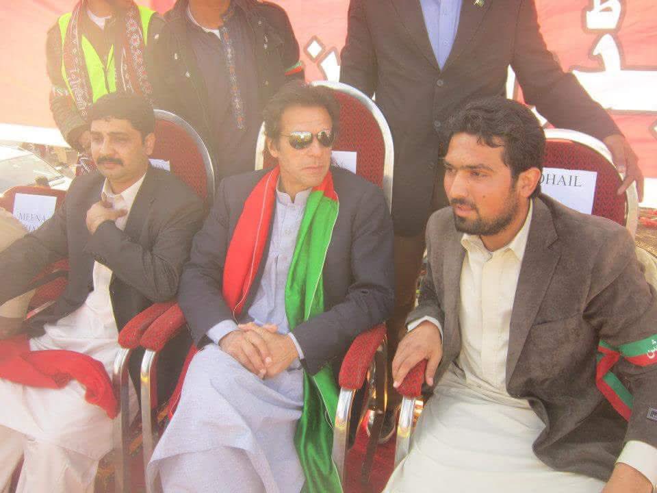 YousafzaiHusain's tweet photo. تو یہ جواب ہے میرا میرے عدو کے لیے،

کہ مجھکو حرص کرم ہے نہ خوف خمیازہ

 اسے ہے سطوت شمشیر پے گھمنڈ بہت،

اسے شکوہ قلم کا نہیں ہے اندازہ،

میرا قلم نہیں کردار اس محافظ کا،

جو اپنے شہر کو محصور کر کے ناز کرے،
Long live Resistance ❤️ https://t.co/khsMC7Mp20