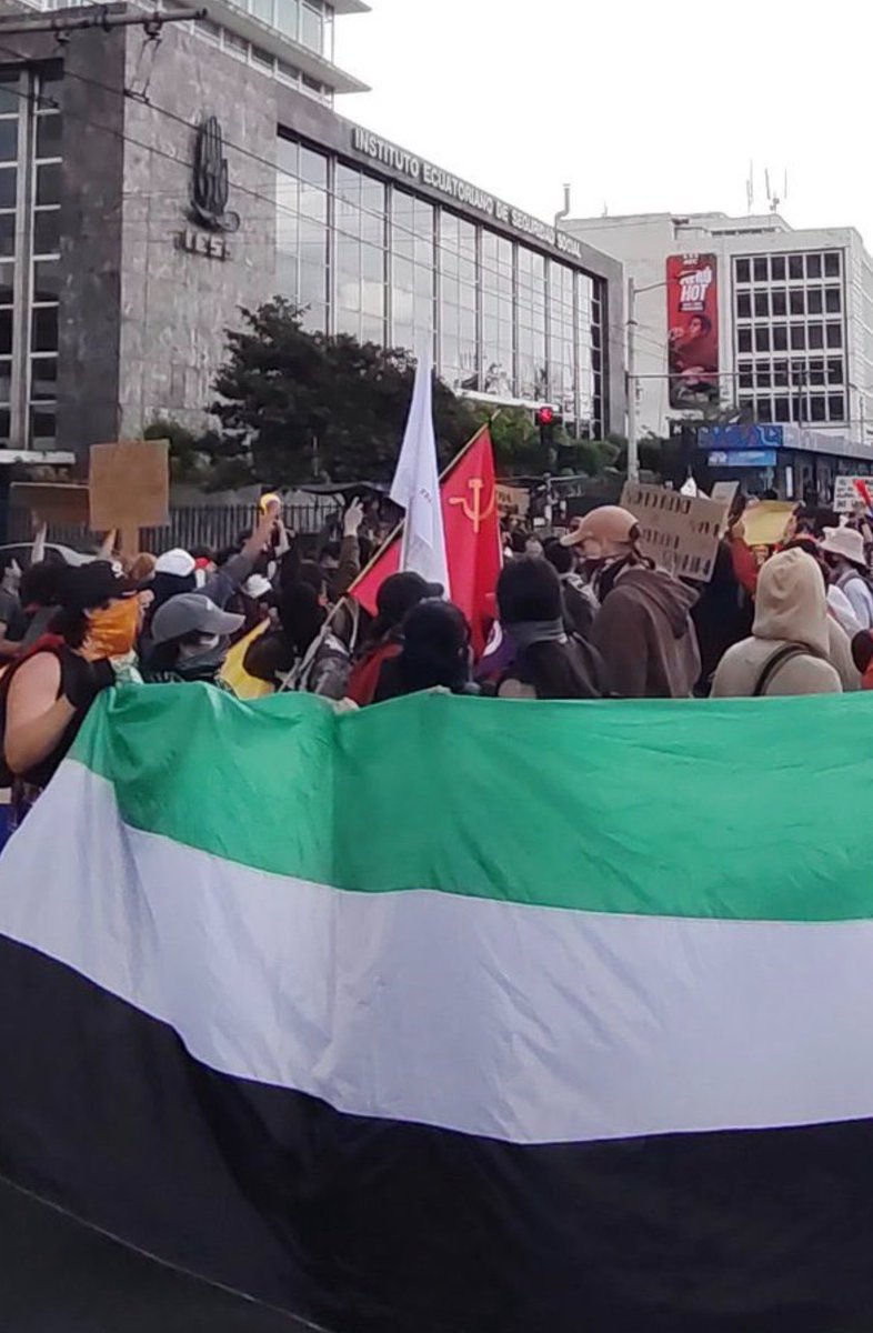 carlitosdm66's tweet photo. ¿Que hace una bandera de la fallecida Unión Soviética en una marcha ciudadana? https://t.co/k0feNRK3Du