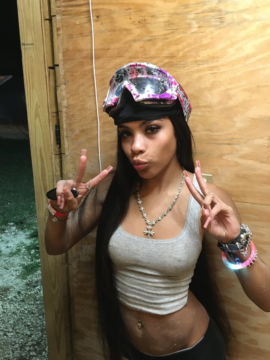 RebeccaMikey's tweet photo. When I went atv driving 😛💕 https://t.co/ngXyGceWq6