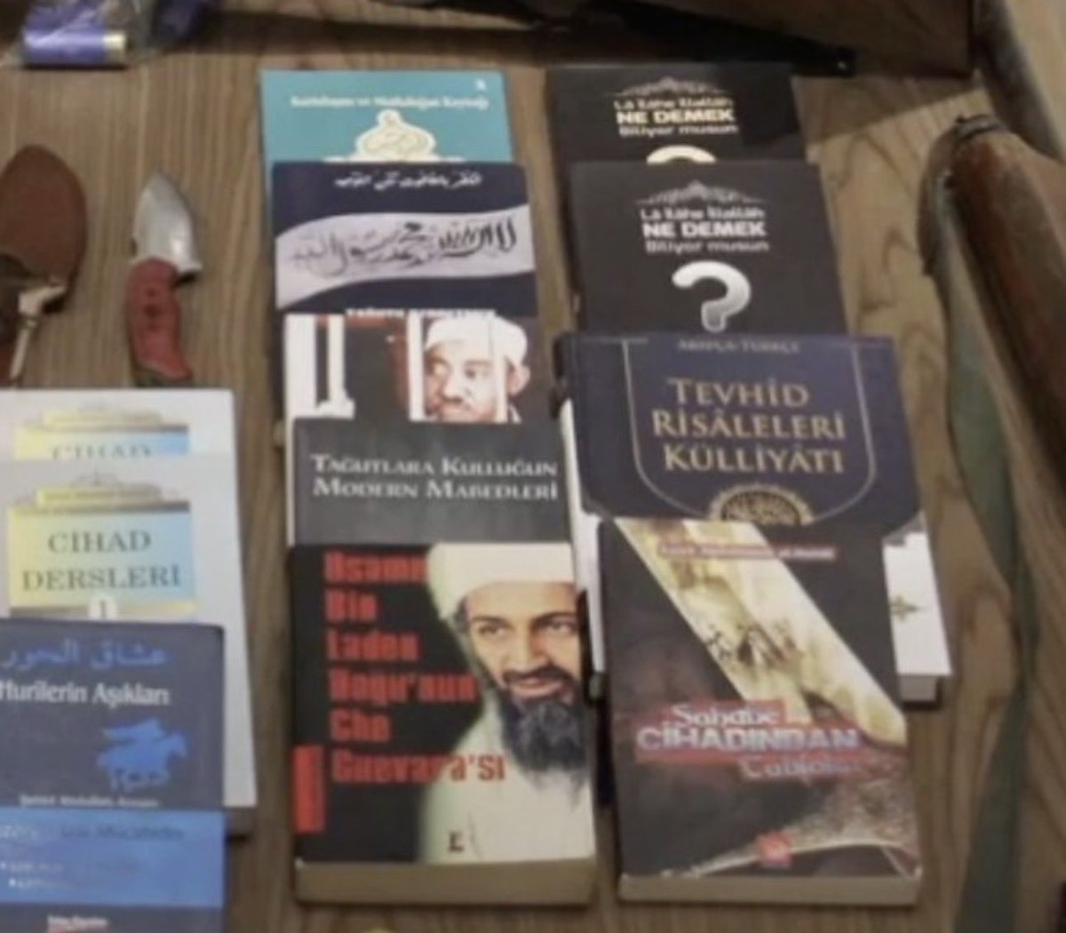 mahfildijital's tweet photo. 🔴 Kul Sadi Yüksel’in gözaltına alındığı operasyonda suç unsuru gibi sergilenen kitaplardan birinin yazarı Seyyid Kutup hakkında 2014 yılında CB Erdoğan’ın ifadeleri:

“Muhammed Kutub, ağabeyi merhum Seyyid Kutub'la birlikte İslam coğrafyasının bütün dertlerini, bütün acılarını yüreğinde toplamış, fikir düzeyinde ortaya gerçekten büyük eserler koymuş bir mücadele insanıydı.”