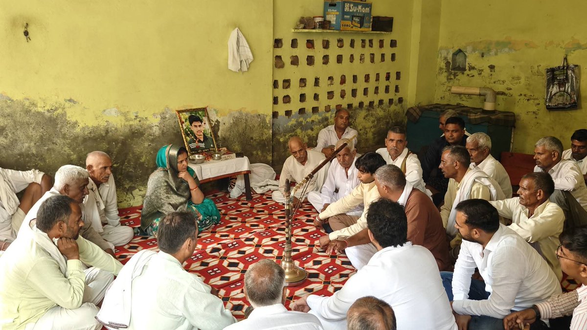 rajeshchbjp's tweet photo. मांट विधानसभा क्षेत्र के ग्राम जाफरपुर, मनीगढ़ी, खाजपुर, भरतियाका, कोलाना एवं सुरीर विजऊ में विभिन्न परिवारों में घटित दुखद घटनाओं की सूचना पर मेरी धर्मपत्नी श्रीमती सुमन चौधरी जी, ब्लॉक प्रमुख नौहझील ने शोकाकुल परिवारों के बीच पहुँचकर अपनी गहरी शोक संवेदनाएँ व्यक्त कीं तथा उन्हें इस कठिन समय में संबल प्रदान किया।

ईश्वर से प्रार्थना है कि दिवंगत पुण्यात्माओं को अपने श्रीचरणों में स्थान दें एवं शोकाकुल परिजनों को यह दुःख सहन करने की शक्ति प्रदान करें।

ॐ शांति।