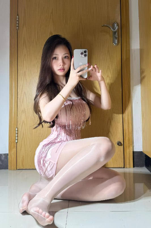 Zeyneppek9's tweet photo. 粉色丝袜紧裹火辣曲线，跪姿自拍撩人心弦
#性感自拍 #粉色诱惑 #丝袜美腿 #深夜福利 #火辣身材 #大奶 #反差 #人妻 #骚 #巨乳 #调教 #sm #少妇 #每日 #足控 #腿控 https://t.co/LrdPCzXsTf