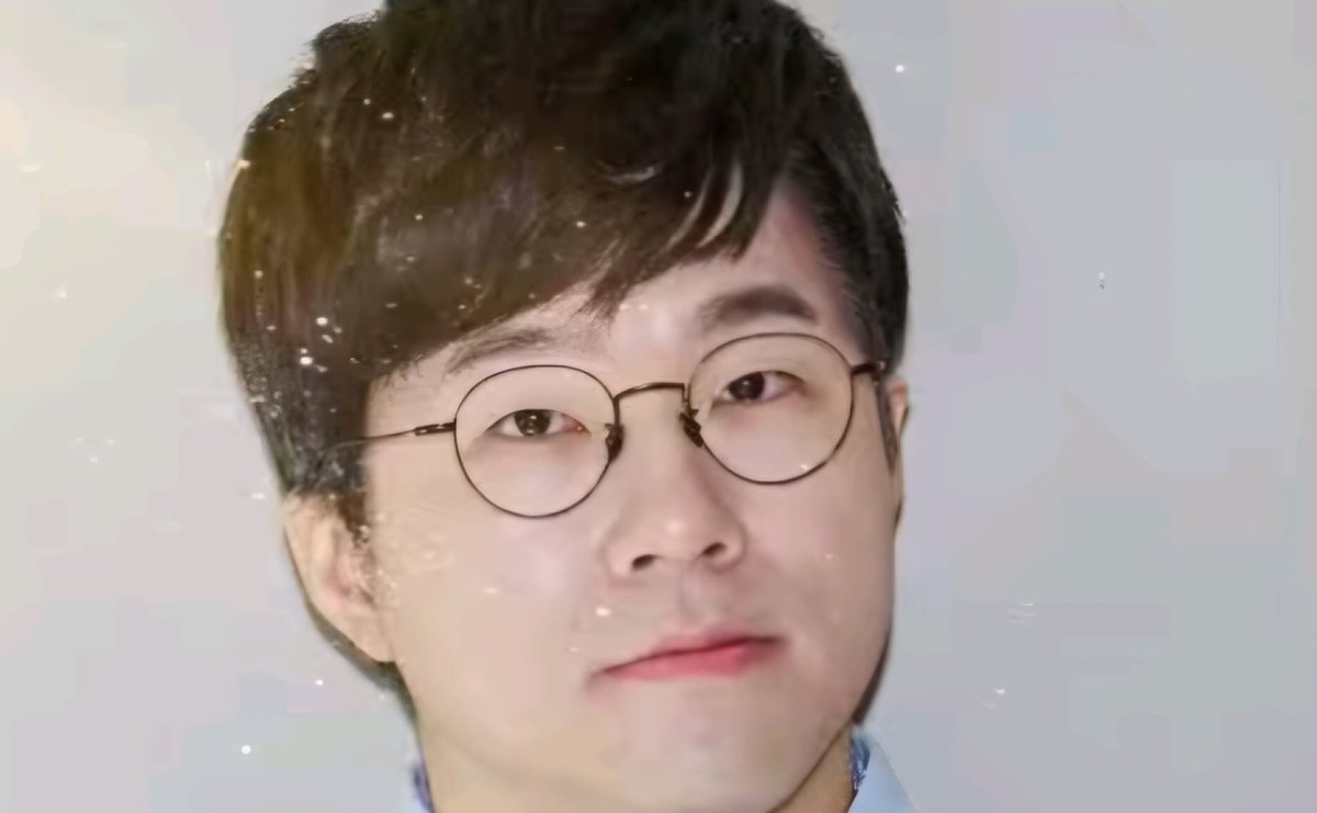 timel80785's tweet photo. 와... 진지하게 빠니보틀+슈카
근데 슈카가 더 잘생김 똑똑해서 눈에 총기가 가득함 https://t.co/nFi0pWpPkS