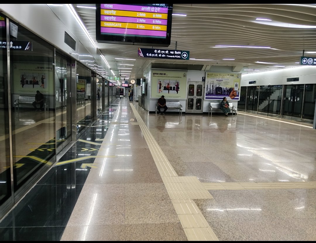KrishnaGun22184's tweet photo. @ChrisLocke007 @joybaratix Shithole Indian metro vs Rich New york Metro https://t.co/d25oeFZAaM