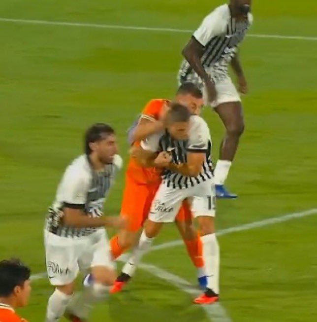 furkanngulsen's tweet photo. Kazandık diye es geçilmesin, Beşiktaş’ın yıldızları sahada tekme tokat dayak yiyor ve hakemler buna müsade ediyor ! https://t.co/6yvMHi8ENY