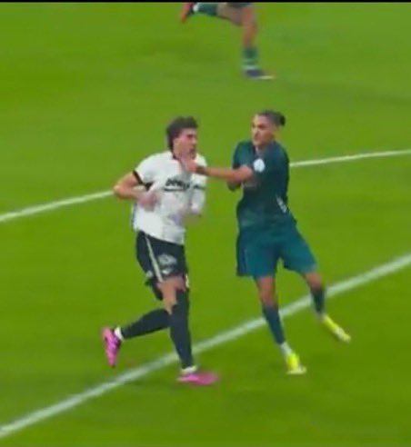 Eaglereports's tweet photo. Devam          / devam

@TFF_Org Trossard pozisyonunda “Hata yaptık, vermedik” dediniz. Peki, BU POZİSYON İÇİN NE AÇIKLAMA YAPACAKSINIZ?

Her hafta Beşiktaş’ın hakkı yeniyor, sonra da çıkıp hata yaptık diyorsunuz! #BJKvKOC https://t.co/R8wIu5g7KN