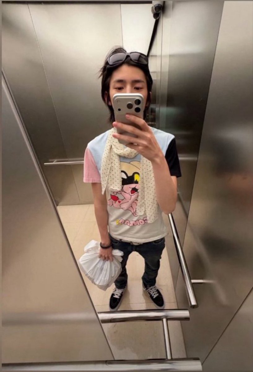 yufipoi's tweet photo. ok mom i’m On my way! to get the mail https://t.co/H1XJrZPIsc