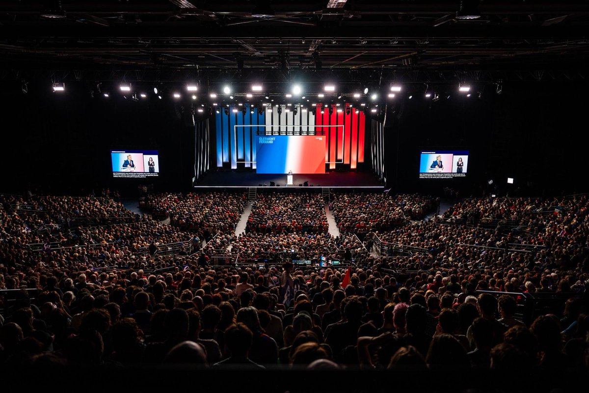 mbompard's tweet photo. Énorme démonstration de force aujourd’hui à Clermont-Ferrand.

Nous étions plus de 10000 pour ce nouveau meeting de @JLMelenchon.

Rejoignez l’incroyable dynamique en signant sur : 
https://t.co/wUZYYAedao

#Melenchon2027 https://t.co/Lh9So2NdN6