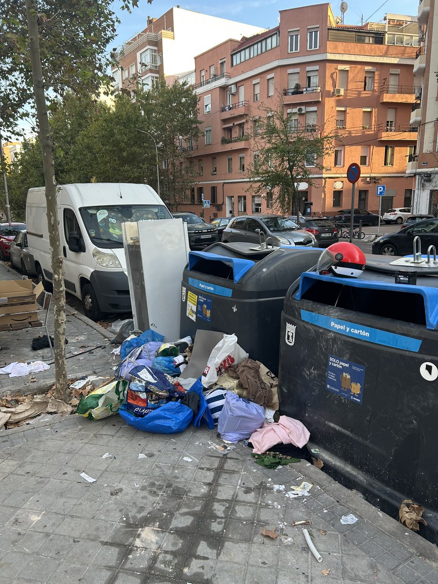ccanino's tweet photo. Se habla mucho, con razón, del deficiente servicio de limpieza del Ayuntamiento de Madrid, pero esto no se debe a que no hayan pasado a recoger la basura.

Tenemos que hablar también de una creciente falta de civismo por parte de muchos vecinos y locales. https://t.co/9lTeHBDNVj