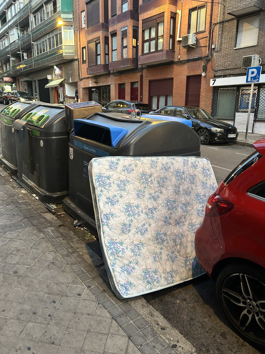 ccanino's tweet photo. Se habla mucho, con razón, del deficiente servicio de limpieza del Ayuntamiento de Madrid, pero esto no se debe a que no hayan pasado a recoger la basura.

Tenemos que hablar también de una creciente falta de civismo por parte de muchos vecinos y locales. https://t.co/9lTeHBDNVj