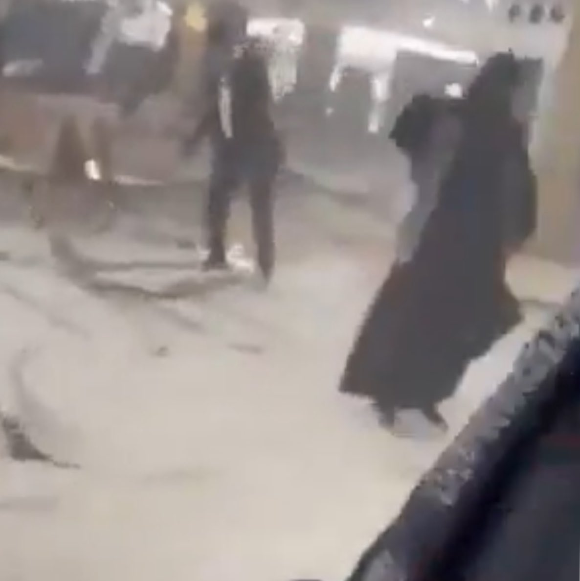 saudipopular's tweet photo. عبير بنت عبدالله العجمي 🇸🇦

في لحظات الخطر والقلق ، آثرت البطلة سلامتها لتساعد الآخرين للذهاب لمكان آمن لسلامتهم … عبير هي البطلة في الصورة المرفقة في مطار الملك خالد في الرياض https://t.co/WgZC07Z5aK