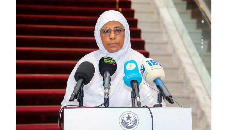 agelMauritania's tweet photo. أعلنت معالي الوزيرة الأمينة العامة لرئاسة الجمهورية السيدة عيساتا با يحي، أمس السبت، خلال نقطة صحفية بالقصر الرئاسي في نواكشوط، تشكيلة الحكومة الجديدة. https://t.co/1tijSfWaXH