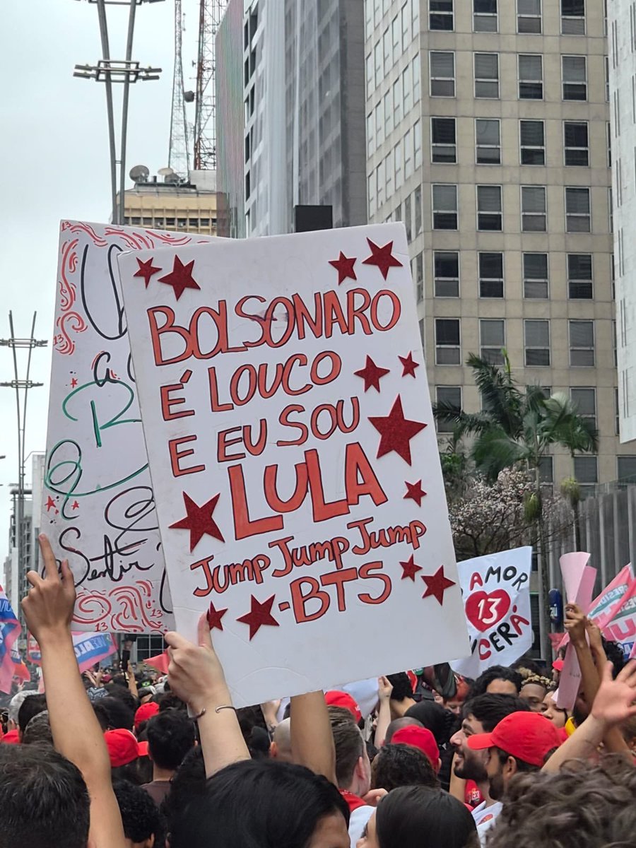 sunlilas's tweet photo. O cartaz mais incrível da manifestação  #LULANAPAULISTA
#FandomsNoMasp https://t.co/Xi8sJDiL3Q