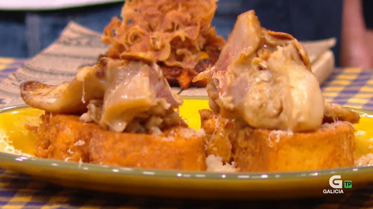 TVGalicia's tweet photo. 🐷🍽 En 'A voltas co prato' orella de tapa: Xulio Mato cociña gofre con orella frita e Lucía Vázquez cociña torradas de orella con queixo San Simón da Costa. Cal elixes tí, con grofre ou en torrada? Tes o programa completo en https://t.co/PYo46x9gWc 👉
 https://t.co/C7eVDvyNhu https://t.co/oy6OFJozVo
