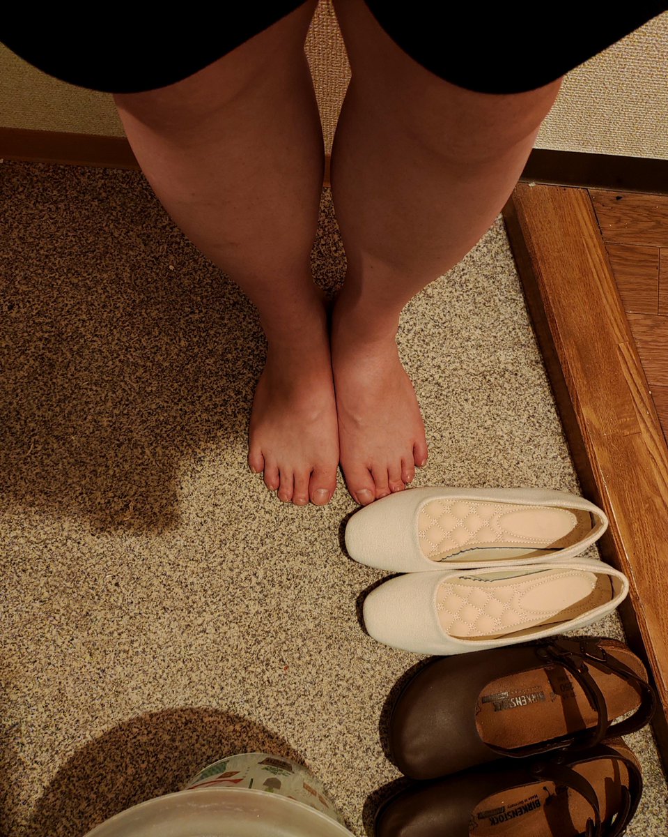 karintachibana1's tweet photo. 家から裸足で出かけるとき、気持ちがアガるのがこの玄関。
私の中ではここから先が外なので、ここは靴を履く場所。
だけどそこに裸足で立ってて、そ���て何も履かないで出ていくという違和感。
これから普通じゃないことをやるっていうドキドキ😁
あと玄関のちょっと埃っぽい感じも好き😃 https://t.co/5qxUuuslxW