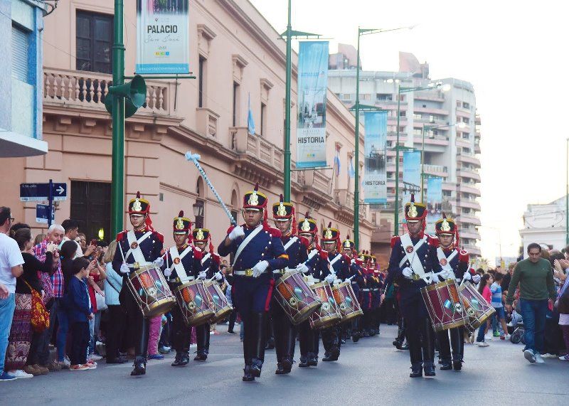 lacallediario's tweet photo. El 25 de Octubre llegarán Granaderos y Patricios para el gran Desfile homenaje a Urquiza   https://t.co/oqlb8NcvSv https://t.co/6dGOg2csAw