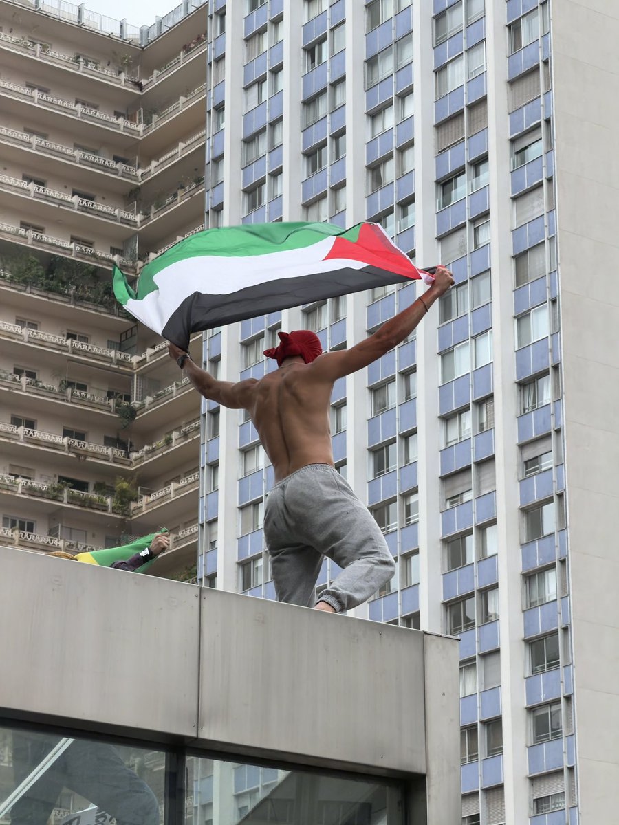 cowboylikewine's tweet photo. gente... e esse homem mascarado da manifestação na paulista de hoje? tô me sentindo a creuza https://t.co/fZK6zR72si