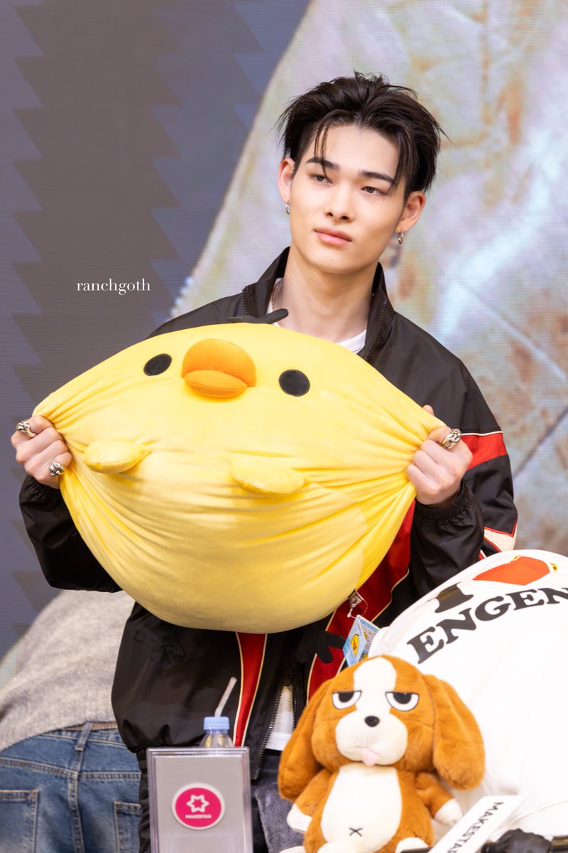 crazyoverni_ki's tweet photo. someone please save the poor little duck jajwjwnrnwn😭⚠️ https://t.co/RV5CjbcdRf