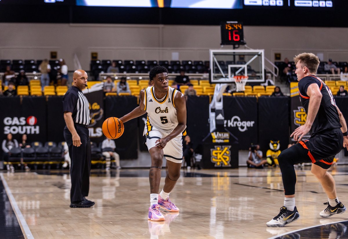 KSUOWLSMBB's tweet photo. 1st Half Done🤝

Anthony Enoh and Levi Ball lead the way with 7 points apiece, while Jacoby Hill dishes out 4 assists.

#SOLID | #HootyHoo 🦉🏀 https://t.co/OlUVROm106