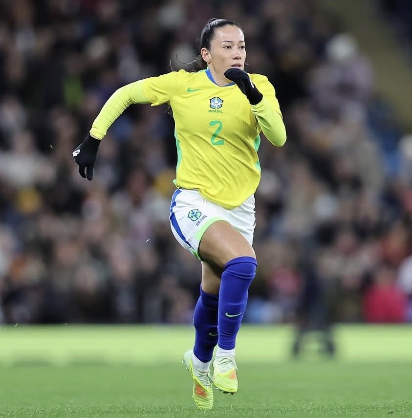 futdasminass's tweet photo. DESCONVOCADAS ❌

Por conta de lesões sofridas na vitória sobre  a Argentina, a CBF informou o corte de Bruninha e Angelina. 

A lateral rompeu o ligamento cruzado anterior (LCA) e precisará passar por cirurgia. Ela está em tratamento com a delegação da seleção brasileira.

Angelina, por sua vez, sofreu uma fratura no nariz e fará o tratamento com o seu clube, Orlando Pride.

Desejamos a melhor recuperação para as atletas 🙏

📸 Sam Robles/CBF | Reprodução Instagram