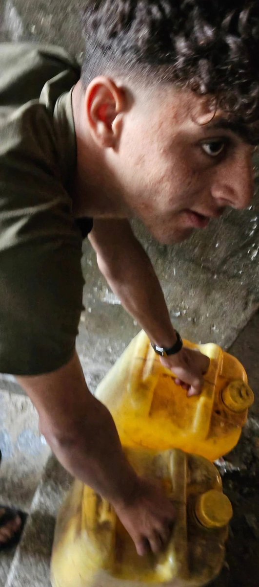 rahafmoheeb16's tweet photo. My brother Hassan's foot split open carrying water barefoot to the 6th floor.

We live in a TENT in a destroyed building. 8 people.

This is how my brother Essam was martyred.

Help us with medicine 👇 https://t.co/fcxxCTQ7Gu