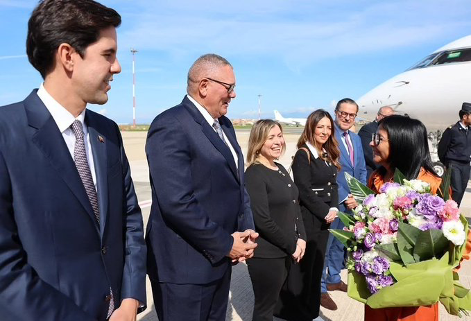ObservadBinario's tweet photo. La comitiva que "recibió" a Delcy en Roma, viajó con ella en el avión. Sus propios empleados. Se cuenta y no lo creen. 😂😂😂😂😂 https://t.co/Hr1R6iJHDh