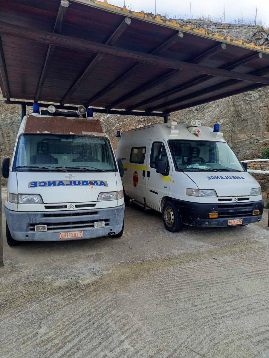 AGiamali's tweet photo. Αξιότιμε υπουργέ @AdonisGeorgiadi ,

Δεν είναι η 1η φορά που επιχειρείτε να εμφανίσετε μια καταγγελία ως «ψεύτικη», με μοναδικό στόχο τη δημιουργία εντυπώσεων. Πάμε στην ουσία: Ένας 62χρονος που πήγε για Σαββατοκύριακο με την παρέα του στην Κύθνο πέθανε κι οι οικείοι του καταγγέλλουν επώνυμα, στον αέρα, με τα σχετικά αποδεικτικά των κλήσεων, πως το ασθενοφόρο έκανε 50 λεπτά να φτάσει στο κέντρο του νησιού. Εσείς κάνετε λόγο για 25 λεπτά. Αλήθεια, το θεωρείτε κανονικότητα;

Αντί να εξηγείτε πώς σε ένα ακόμη νησί μία ώρα από την Αθήνα έχουμε τέτοιες καθυστερήσεις, επιχειρείτε να βγείτε από πάνω;

Η καταγγέλλουσα είπε πολύ συγκεκριμένα πράγματα κι επικαλέστηκε την ύπαρξη μαρτύρων για τα όσα λέει. Θα τους διαψεύσετε κι αυτούς; Όλοι —νεκροί και ζωντανοί— θέλουν το κακό σας και να δυσφημίσουν το ΕΣΥ;

Νομίζω ότι, αντί για αναρτήσεις για τα μάτια του κόσμου, θα έπρεπε να δώσετε εξηγήσεις στους οικείους αυτού του ανθρώπου που χάθηκε τόσο άδικα.

Αντί να σεβαστείτε την καταγγέλλουσα που στην ταραχή της, κι ενώ βρισκόταν στο πλοίο με τον άνθρωπο της σε νεκροφόρα, αναγνώρισε μεν πως υπήρχαν δύο ασθενοφόρα αλλά έστειλε και το πιο παλιό,  μας εγκαλείτε για fake news.  Πάρτε τη σχετική φωτογραφία με τα ασθενοφόρα της Κύθνου. Δεν είμαι σίγουρη ότι είναι για να περηφανευόμαστε. 

Θα περιμένω το άλλο Σάββατο να σας ξαναδώ… γιατί θα έχουμε νέες αποκαλύψεις.
