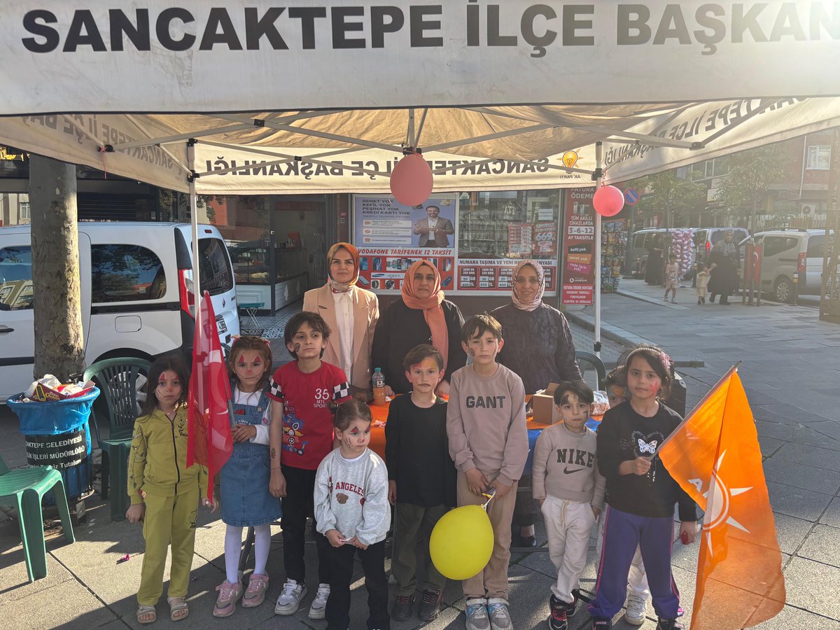ak_sancaktepe's tweet photo. Sosyal Politikalar Birimimiz ve Kadın Kollarımız iş birliğiyle, 11 Ekim Dünya Kız Çocukları Günü vesilesiyle; ilçemizde eğitim gören kız Kur’an kursu öğrencilerimizi ve yetim evlatlarımızı ziyaret ederek kendilerine küçük hediyeler takdim ettik. 

Günün anlam ve önemine binaen sadece kız çocuklarımızın kullanımına sunulan özel bir "AK Nokta" alanı hazırladık. 

Hazırladığımız bu alanda kız evlatlarımıza boyama malzemeleri ve çeşitli imkânlar sunarak hem kendi becerilerini, yeteneklerini ve ehliyetlerini sergilemelerine fırsat tanıdık hem de gönüllerince eğlenmelerini sağladık.

@abdullahozdemir 
@aslanyus 
@nuryuzbasioglu 
@DegemDeniz 
@FeyzullahTORLAK 
@ozcanseber12299 
@AKIstanbulSPB 
@akpartiistanbul