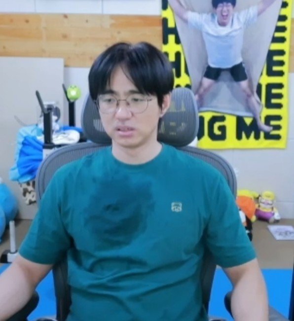 mungtaenge2's tweet photo. 아사람 옷으로 양치했나요? https://t.co/OLlGW49R5t