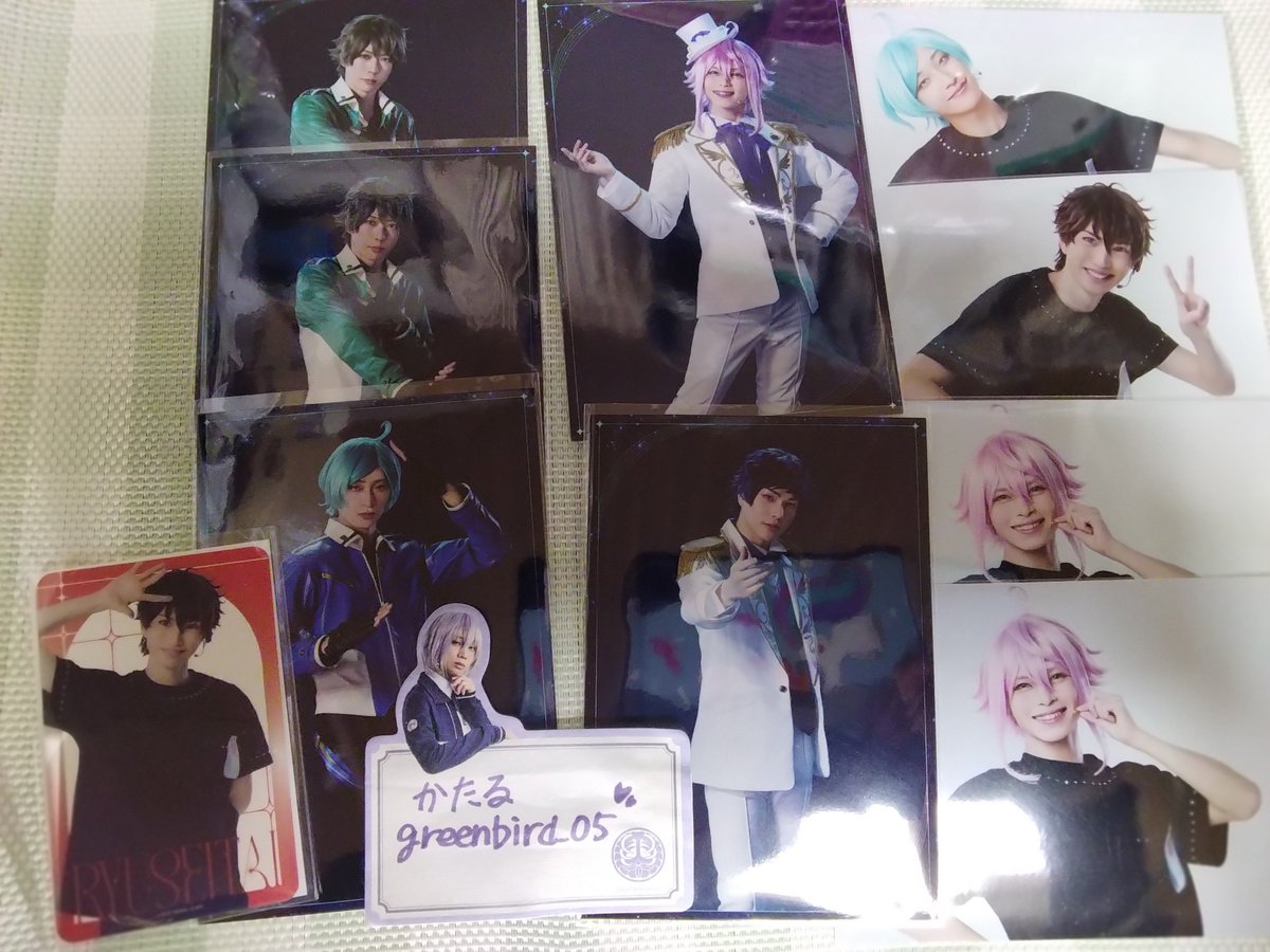 greenbird_05's tweet photo. 【交換】あんスタ あんステ 10th ライブ

【譲】ブロマイド：奏汰、千秋、翠、桃李、弓弦(種類は画像参照)
クリカ：千秋
※桃季(横)左側に少し折れあり。人物にキズはないです。
【求】ブロマイド：斑、鉄虎
クリカ：鉄虎

ブロマイドは斑(横)を特に探しています。
郵送希望。よろしくお願いいたします https://t.co/HiKN5CwC9t