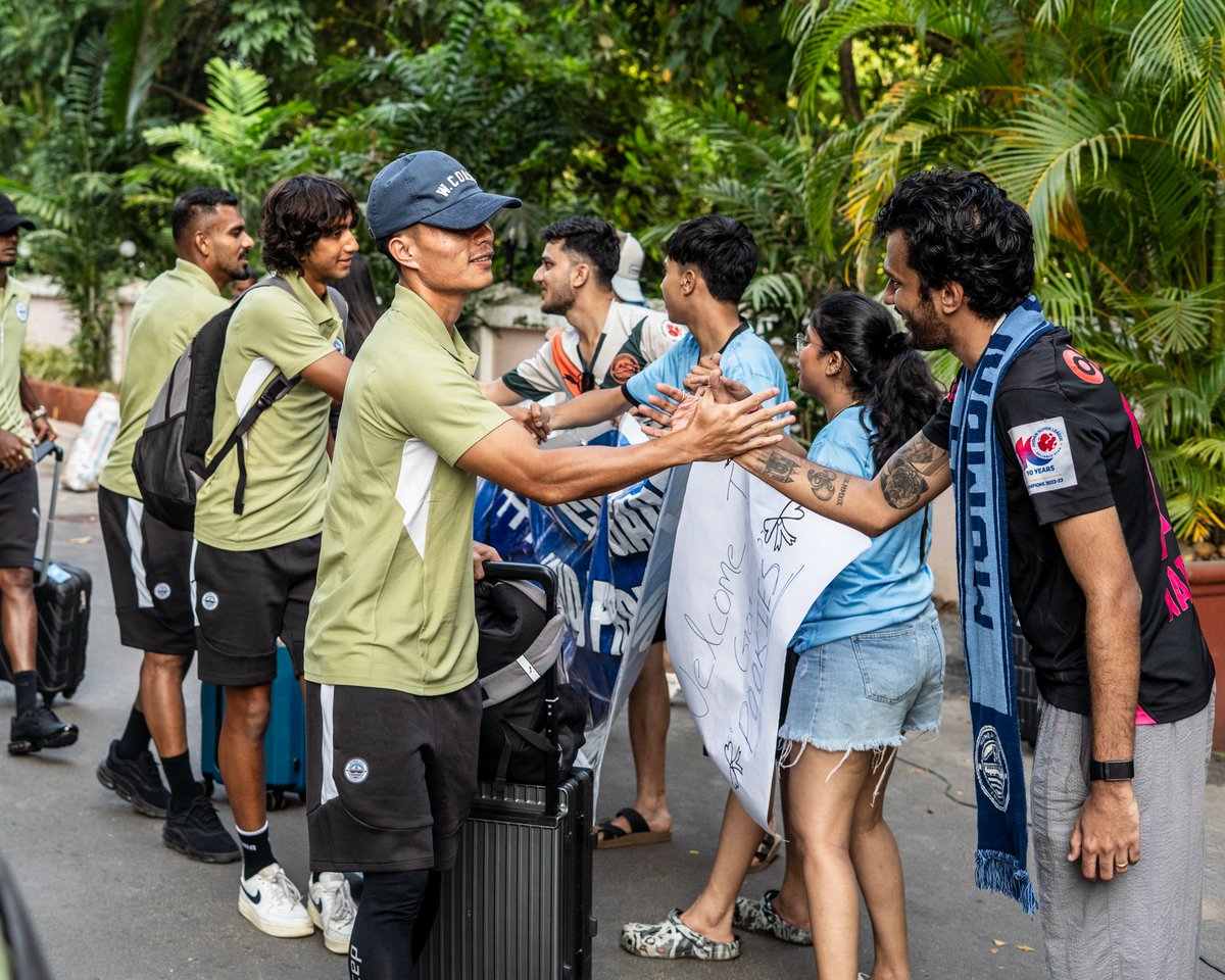 MumbaiCityFC's tweet photo. गोव्यात निकाल आपल्या बाजूने लागला नाही, पण आपल्या मंडळींनी दिलेली साथ मन जिंकणारी होती 🩵
#CBSCMCFC #MGISL13 #AamchiCity 🔵 https://t.co/EqXzmFVmET
